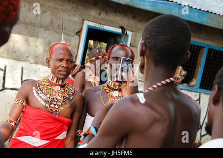 LOIYANGELENI, KENYA - Mai 18. Rendile posent des tribus pour les photos prises sur un téléphone mobile pendant le premier jour du Festival 2012 Turkana dans Loyangalani. Crédit : David Mbiyu/Alamy Live News Banque D'Images