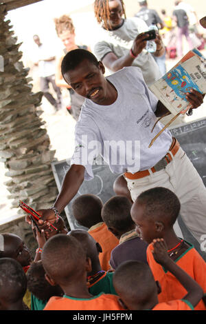 Loiyangeleni, Kenya - mai 18. Un enseignant recueille des crayons après une écriture lession dans une école dans le village de El Molo loiyangalani. crédit : david mbiyu/Alamy live news Banque D'Images