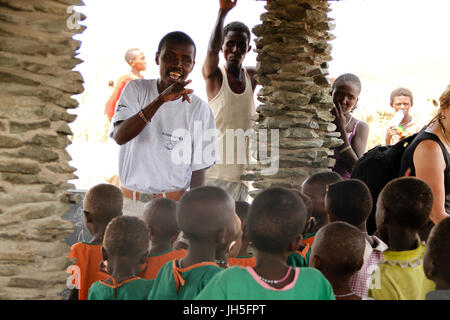 LOIYANGELENI, KENYA - Mai 18. Les enfants de l'école dans une école du village de Loiyangalani El Molo. Crédit : David Mbiyu/Alamy Live News Banque D'Images