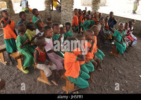 LOIYANGELENI, KENYA - Mai 18. Les enfants de l'école dans une école dans le village de El Molo Komote bu les rives du lac Turkana vus dans un shelterd semi parmanent de classe. Crédit : David Mbiyu/Alamy Live News Banque D'Images