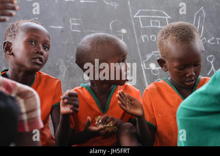 LOIYANGELENI, KENYA - Mai 18. Les enfants de l'école dans une école dans le village de El Molo Komote bu les rives du lac Turkana vus dans un shelterd semi parmanent de classe. Crédit : David Mbiyu/Alamy Live News Banque D'Images