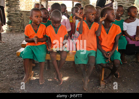 Loiyangeleni, Kenya - mai 18. Les enfants d'âge scolaire dans une école dans le village de El Molo loiyangalani. crédit : david mbiyu/Alamy live news Banque D'Images