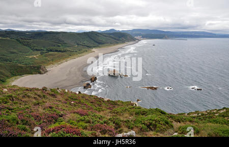 Vue panoramique de Playón de Bayas plage de Cabo Vidrias Cape (Castrillón, Asturies, Espagne) Banque D'Images