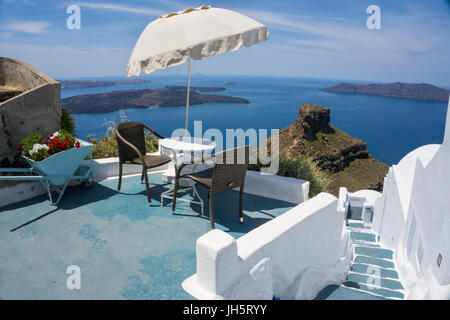 Am treppenabgang rattansessel terrase mit zum skaros-felsen, Imerovigli, Santorin, Canaries, aegaeis, Griechenland, mittelmeer, europa | terrasse avec Banque D'Images