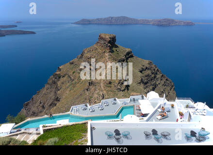 Hôtel de luxe avec piscine au rocher de Skaros, Imerovigli, Santorin, Cyclades, Grèce, Mer Méditerranée, Europe Banque D'Images