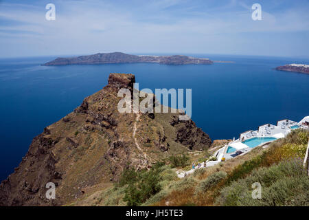 Luxurioese piscine mt hotelanlage am fuss vom skaros-felsen, Imerovigli, Santorin, Canaries, aegaeis, Griechenland, mittelmeer, europa | hôtel de luxe wit Banque D'Images