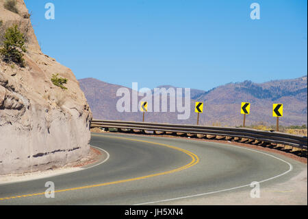 La courbe de la route dans la montagne de tourner à gauche sur le chemin de Los Alamos, au Nouveau Mexique. Banque D'Images