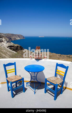 Idylllische aussichtspunkt cocktails une einem der dans la baie de Balos akrotiri bei im suédois von santorin, Canaries, aegaeis, Griechenland, mittelmeer, euro Banque D'Images