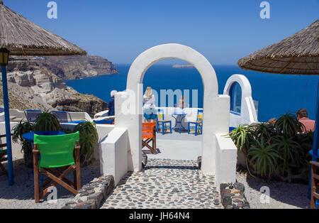 Idylllische aussichtspunkt cocktails une einem der dans la baie de Balos akrotiri bei im suédois von santorin, Canaries, aegaeis, Griechenland, mittelmeer, euro Banque D'Images