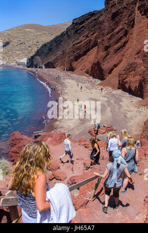 Menschen auf dem Weg zum red beach, roter strand oder in francais kokkini paralia bei akrotiri, Santorin, Canaries, aegaeis, Griechenland, mittelmee Banque D'Images