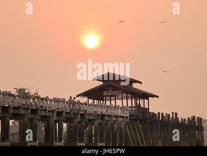 Close-up of U Bein Bridge au lever du soleil à Mandalay, Myanmar. C'est le plus long pont en teck courbes doucement 1300yd sur Lak Taungthaman peu profondes Banque D'Images