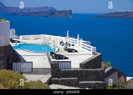 Suis hotelpool kraterrand in der baie de Balos, Santorin, Canaries, aegaeis, Griechenland, mittelmeer, europa | piscine de l'hôtel au bord du cratère, la baie de Balos, sa Banque D'Images