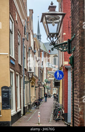 Pays Bas, Hollande-du-Sud, Leiden, Choorsteg, une ruelle étroite dans les vieux quartiers mène à Pieterskerk Banque D'Images