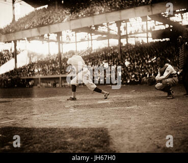 Babe Ruth au bâton vers 1921 Banque D'Images