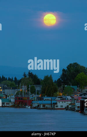 Pleine lune sur bateau flottant le long de la rivière Columbia dans l'Oregon Portland Banque D'Images