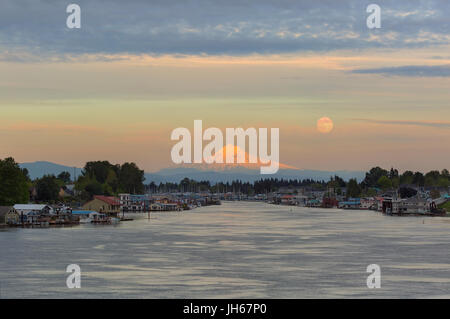 Pleine lune sur le mont Hood et bateau flottant le long de la rivière Columbia Banque D'Images