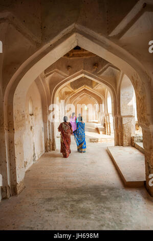 Les Indiens marche sur le couloir de l'imprimeur de la baignoire Palace, Hampi, Karnataka, Inde Banque D'Images