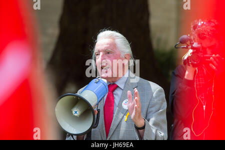 Dennis Skinner, député de Bolsover, ancien mineur-NUM et leader, traite d'un rallye à l'extérieur du Parlement Banque D'Images