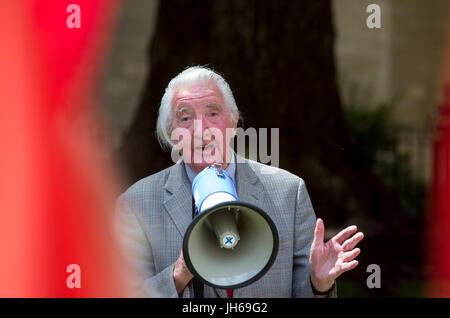 Dennis Skinner, député de Bolsover, ancien mineur-NUM et leader, traite d'un rallye à l'extérieur du Parlement Banque D'Images