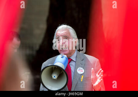 Dennis Skinner, député de Bolsover, ancien mineur-NUM et leader, traite d'un rallye à l'extérieur du Parlement Banque D'Images