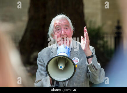 Dennis Skinner, député de Bolsover, ancien mineur-NUM et leader, traite d'un rallye à l'extérieur du Parlement Banque D'Images