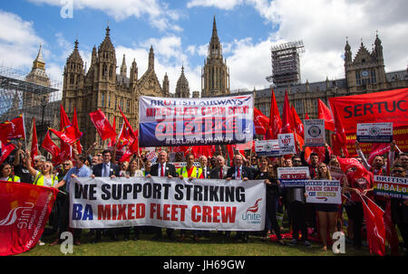 BA flotte mixte crew manifester devant le Parlement au mauvais taux de rémunération et les conditions de travail. Beaucoup de députés appuient leur campagne Banque D'Images