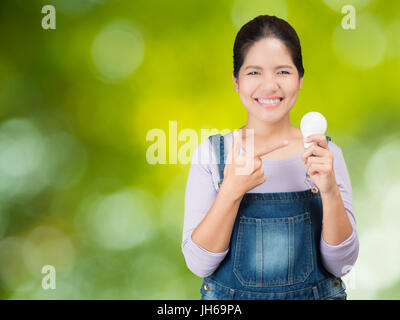 Asian woman holding light bulbs Banque D'Images