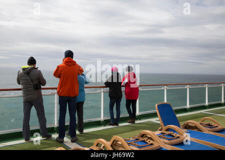 Les passagers donnent à voir sur P&O Cruises ship Azura dans l'océan Atlantique Banque D'Images