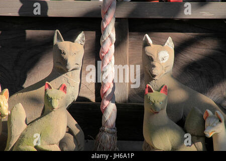 Fox Statues at Inari Jinja Shrine Shinto de Kumagawa dans Fussa ville Tokyo Japon Banque D'Images