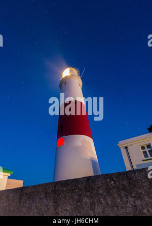 Étoile au-dessus de l'emblématique phare de Portland Bill sur une bonne nuit de printemps le long de la Côte Jurassique, dans le Dorset, Angleterre, RU Banque D'Images