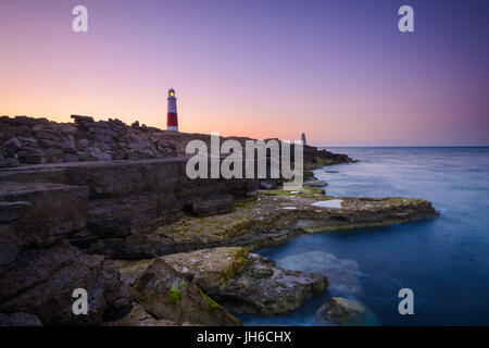 Au fil des sauts de crépuscule à Portland Bill lighthouse emblématique sur une claire matinée de printemps le long de la Côte Jurassique, dans le Dorset, Angleterre, RU Banque D'Images