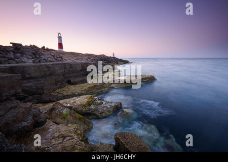 Au fil des sauts de crépuscule à Portland Bill lighthouse emblématique sur une claire matinée de printemps le long de la Côte Jurassique, dans le Dorset, Angleterre, RU Banque D'Images