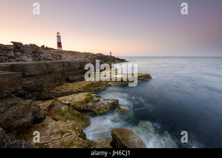 Au fil des sauts de crépuscule à Portland Bill lighthouse emblématique sur une claire matinée de printemps le long de la Côte Jurassique, dans le Dorset, Angleterre, RU Banque D'Images