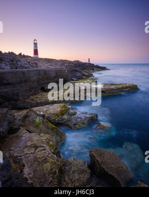 Au fil des sauts de crépuscule à Portland Bill lighthouse emblématique sur une claire matinée de printemps le long de la Côte Jurassique, dans le Dorset, Angleterre, RU Banque D'Images