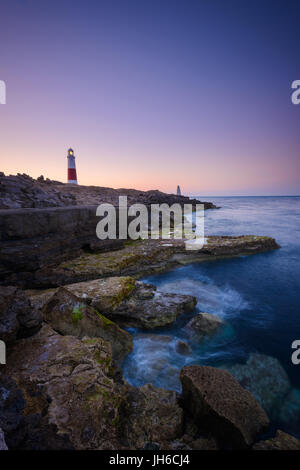 Au fil des sauts de crépuscule à Portland Bill lighthouse emblématique sur une claire matinée de printemps le long de la Côte Jurassique, dans le Dorset, Angleterre, RU Banque D'Images