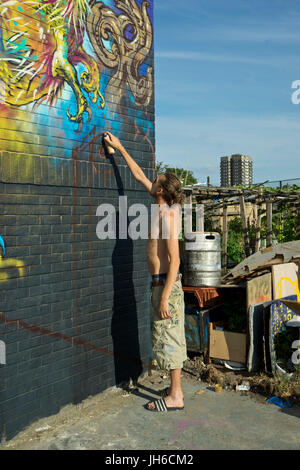 Des artistes de graffiti à l'espace nomade jardins communaux à Shoreditch, Brick Lane. London.UK Banque D'Images