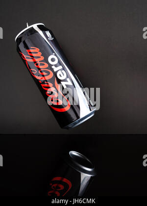 Coca cola zero calories peuvent - sur fond sombre. Banque D'Images