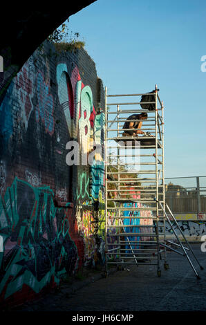 Des artistes de graffiti à l'espace nomade jardins communaux à Shoreditch, Brick Lane. London.UK Banque D'Images