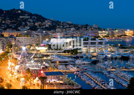 Vieux port et du Palais des Festivals et des Congrès, Cannes, France at Dusk Banque D'Images