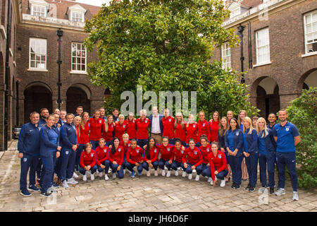 Le duc de Cambridge et les membres de l'équipe de football de l'Angleterre les femmes posent pour une photo de groupe lors d'une réception pour l'équipe de football des femmes de l'Angleterre au Palais de Kensington à Londres.. Banque D'Images