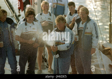 Célébrations Champagne pour Rothmans skipper, Laurie Smith et son équipage, après le premier bateau britannique a franchi la ligne d'arrivée à la quatrième place dans la Whitbread Round the World Yacht Race. Banque D'Images