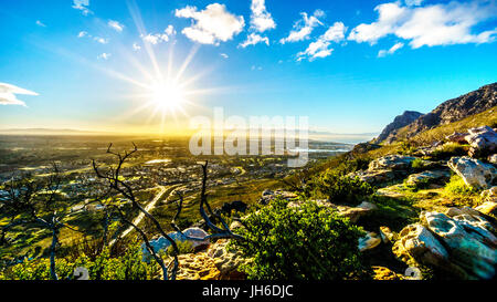 Superbe Lever de Soleil sur le beau paysage du Cap occidental de l'Ou Kaapse Weg, Old Cape Road, sur une claire matinée d'hiver Banque D'Images