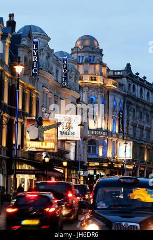 Paysage urbain de Londres autour de Shaftesbury Avenue, célèbre pour un theatre land, la nuit. De nombreux théâtres et trafics présents. Banque D'Images