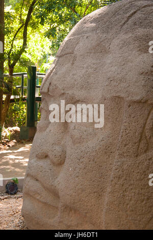 Olmec en pierre sculptant Colossal Head dans le parc de la Venta, Villahermosa, Tabasco, Mexique Banque D'Images