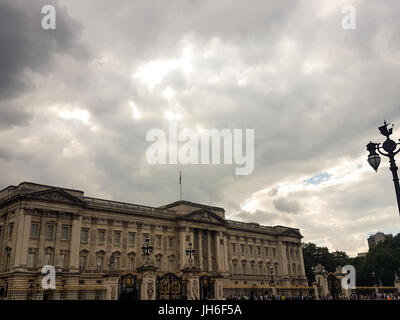 Londres, Royaume-Uni - 13 juin 2017 : l'avant de Buckingham Palace après-midi sous un ciel couvert Banque D'Images