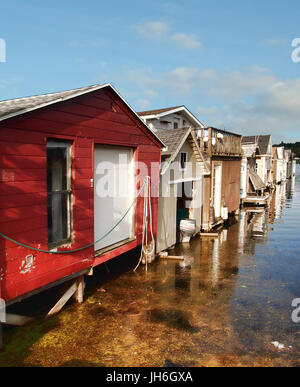 Canandaigua, New York, USA. Le 11 juillet 2017. Historique de Canandaigua les hangars à bateaux sur la rive du lac Canandaigua dans la région des lacs Finger de l'upstate N Banque D'Images