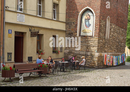 Cafe sous la tour penchée Zabkowice Slaskie Banque D'Images