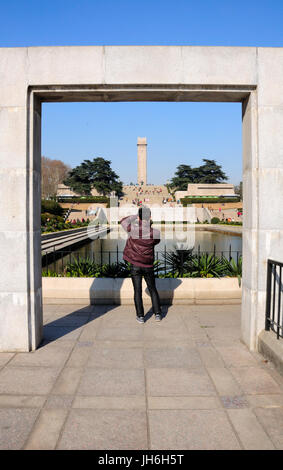 2 janvier, 2015. Nanjing, Chine. Un chinois à prendre des photos de visiteurs chinois au Mémorial des martyrs révolutionnaires à Nanjing Yuhuatai park Ch Banque D'Images