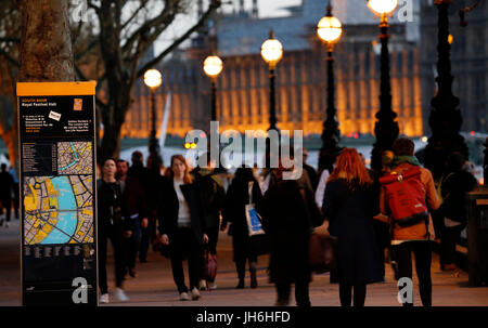 Paysage urbain autour de South Bank de Londres la nuit, le Palais de Westminster, lampadaire et les gens sont présents. Banque D'Images