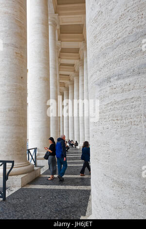 Cité du Vatican, ÉTAT DE LA CITÉ DU VATICAN - Octobre 02 : Détail des colonnes de la Place Saint Pierre, les touristes risquent de se reposer à l'état de la Cité du Vatican sur Octobe Banque D'Images